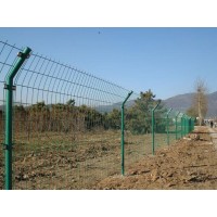 专业生产草坪围网,双边丝护栏网,浸塑护栏网,隔离栅,圈地围网,安全防护网